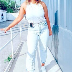 NWT universal threads vintage straight light wash jeans. Size 10 Short